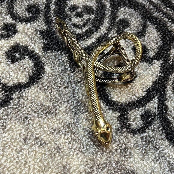 Goth Gold Snake Hair Accessory with engraved details Feminine Elegant design - Picture 2 of 5